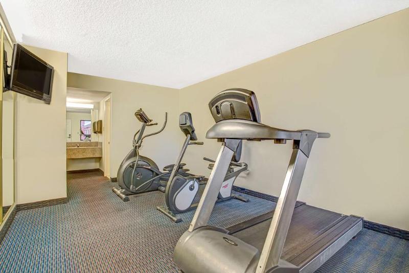 Howard Johnson Express Inn & Suites/South Tampa Airport